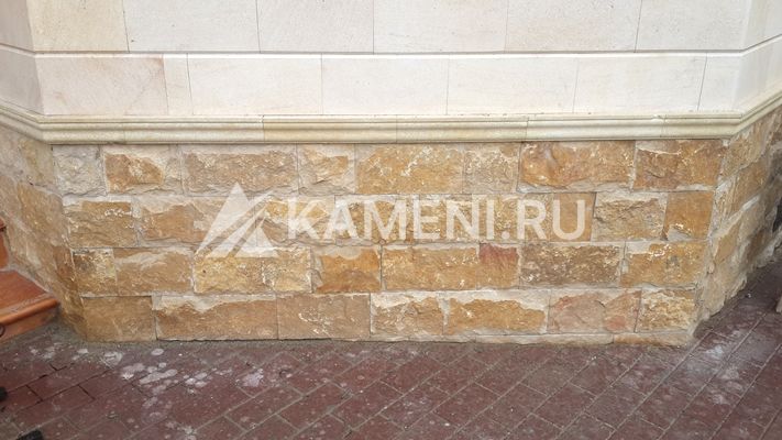 Цоколь из камня
