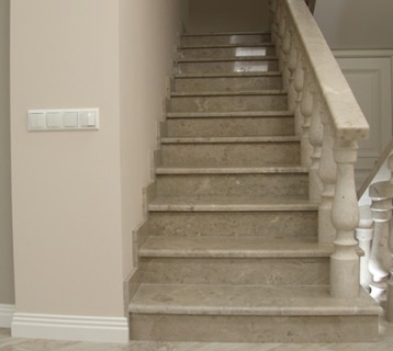 Лестница в интерьере из серого доломита ДОК (0849)