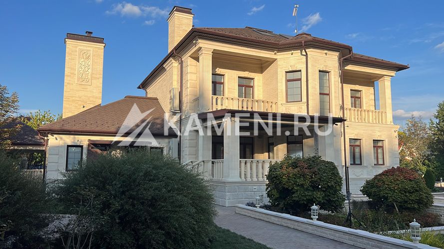 Красивый Фасад из Песчаника и Доломита (3030)