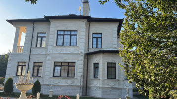 Красивый Фасад из Песчаника и Доломита (3030)