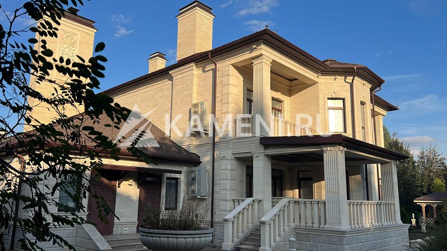 Красивый Фасад из Песчаника и Доломита (3030)