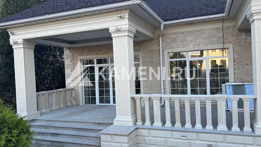 Красивый Фасад из Песчаника и Доломита (3030)