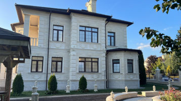 Красивый Фасад из Песчаника и Доломита (3030)