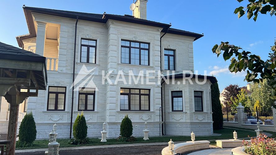 Красивый Фасад из Песчаника и Доломита (3030)