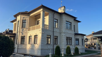 Красивый Фасад из Песчаника и Доломита (3030)