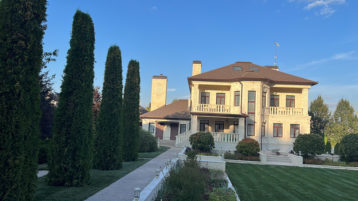 Красивый Фасад из Песчаника и Доломита (3030)