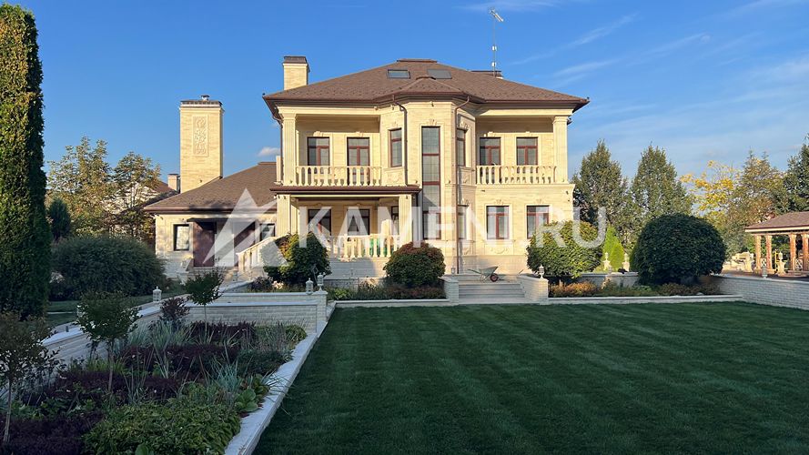 Красивый Фасад из Песчаника и Доломита (3030)