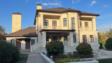 Красивый Фасад из Песчаника и Доломита (3030)