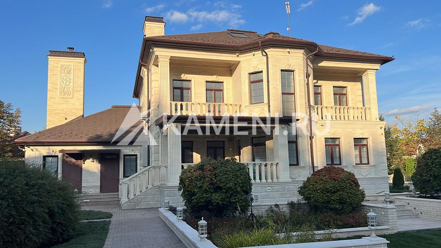 Красивый Фасад из Песчаника и Доломита (3030)