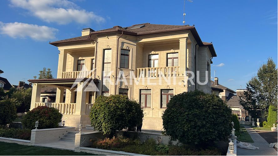 Красивый Фасад из Песчаника и Доломита (3030)