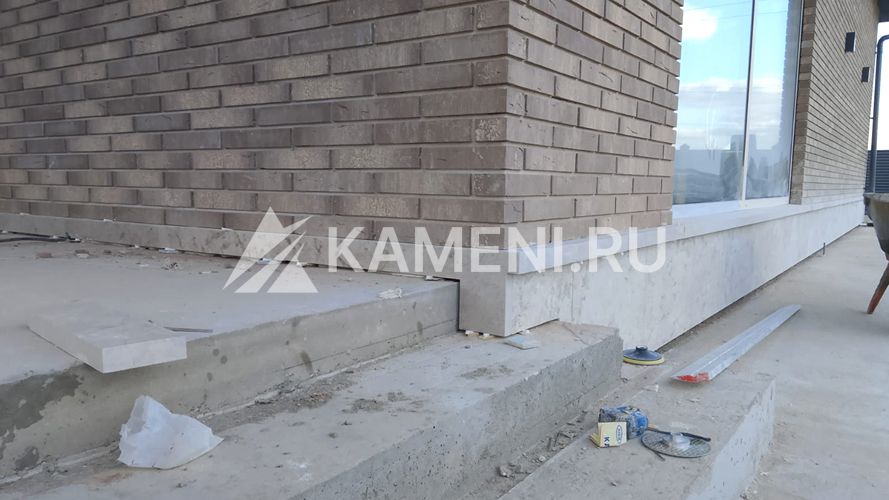 Отделка доломитом цоколя дома и площадок (4631)