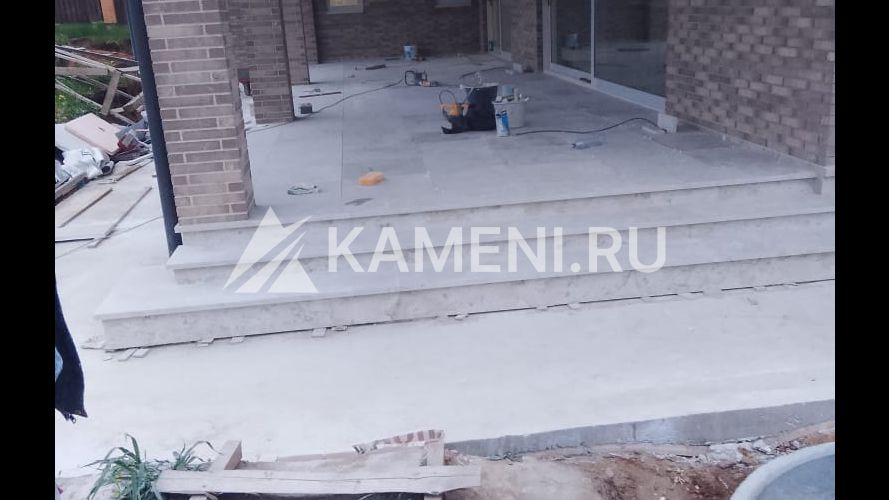 Отделка доломитом цоколя дома и площадок (4631)
