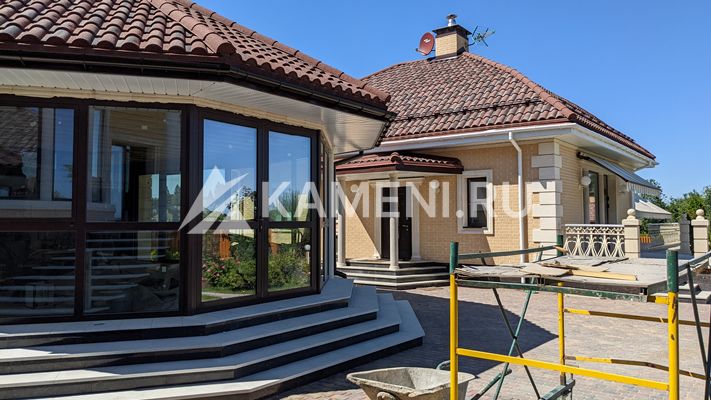 Гранитные ступени Загородный дом (1625)