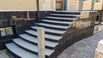 Гранитные ступени Загородный дом (1625)