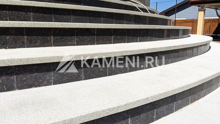 Гранитные ступени Загородный дом (1625)