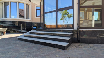 Гранитные ступени Загородный дом (1625)