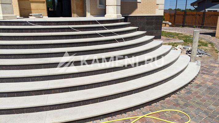 Гранитные ступени Загородный дом (1625)