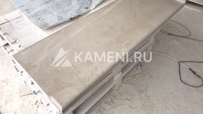 Ступени из белого доломита ДДЗ