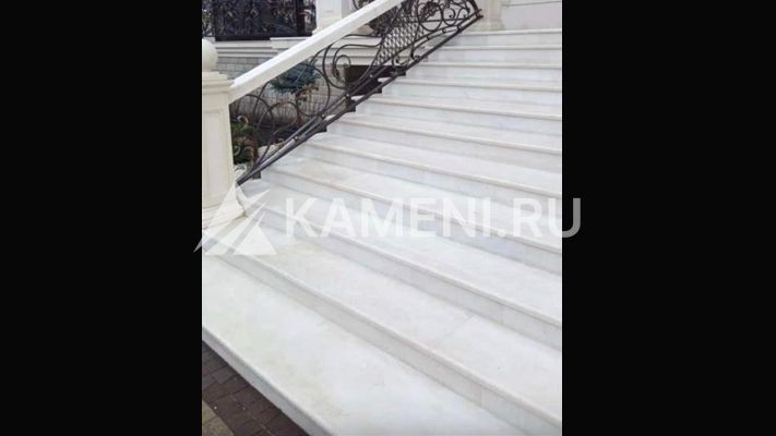 Ступени из белого доломита ДДЗ