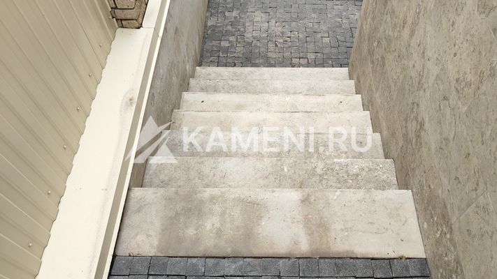 Доломит Геналдон на лестницах в загородном доме (3725)