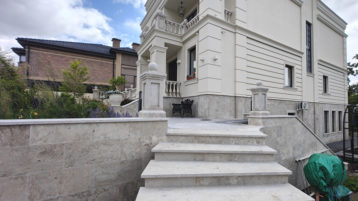 Доломит Геналдон на лестницах в загородном доме (3725)