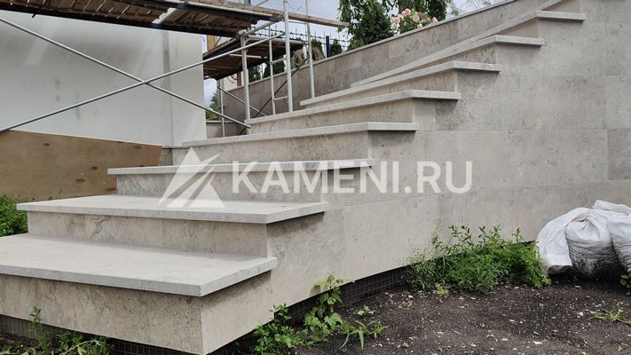 Доломит Геналдон на лестницах в загородном доме (3725)