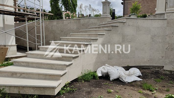 Доломит Геналдон на лестницах в загородном доме (3725)