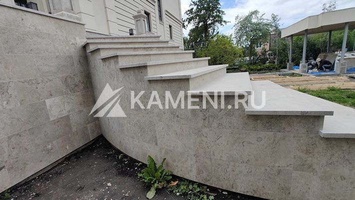 Доломит Геналдон на лестницах в загородном доме (3725)