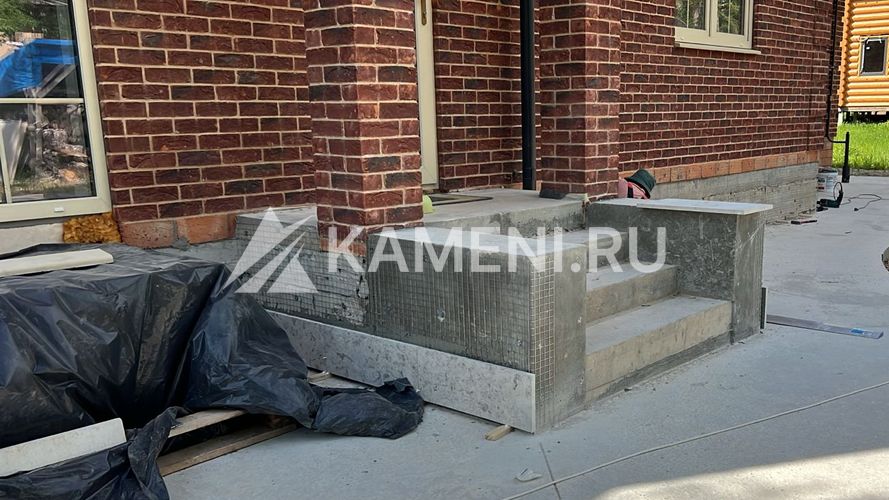 Доломит Геналдон на цоколе загор.дома (5051)